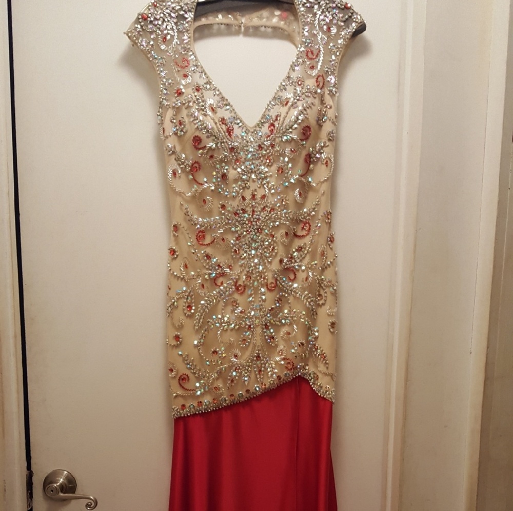 Red/Nude Sz 6 Brand New with Tags Formal Gown